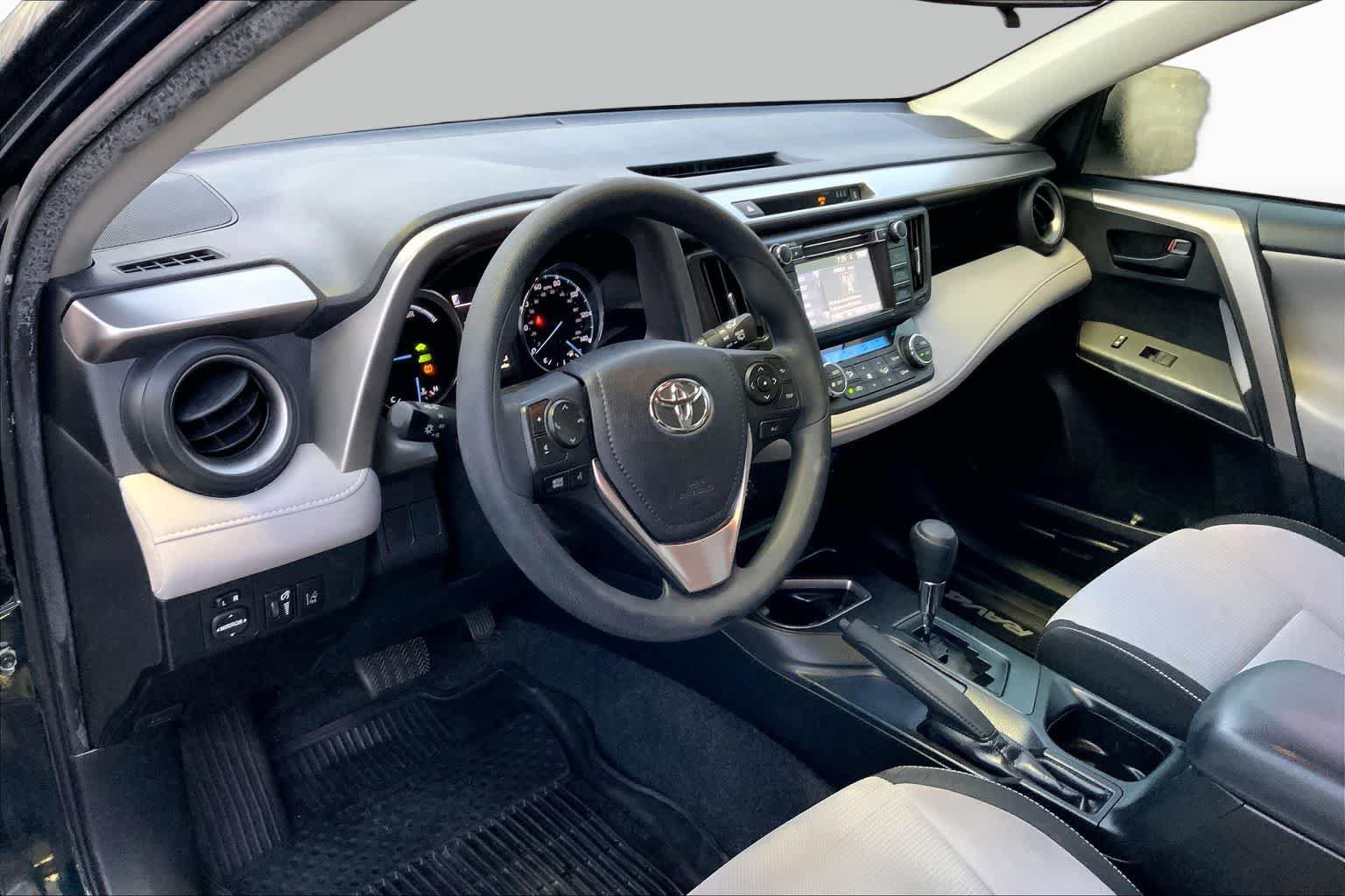 Used 2018 Toyota RAV4 LE AWD/4WD image 24