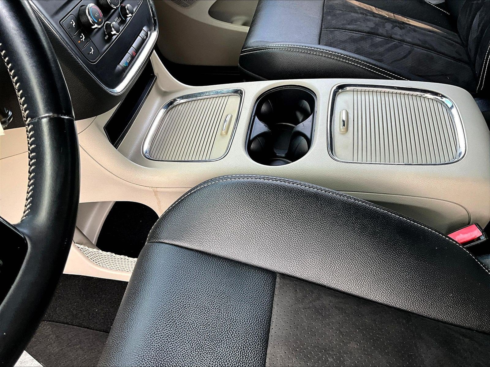 Used 2020 Dodge Grand Caravan SXT FWD image 18