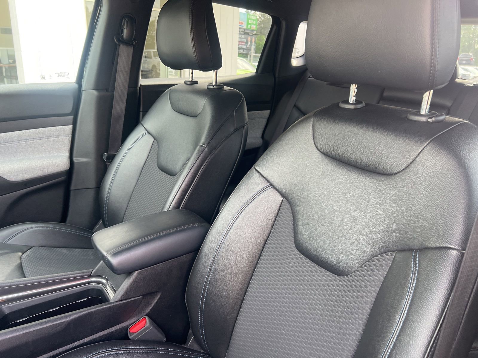 Used 2025 Jeep Compass Latitude image 8