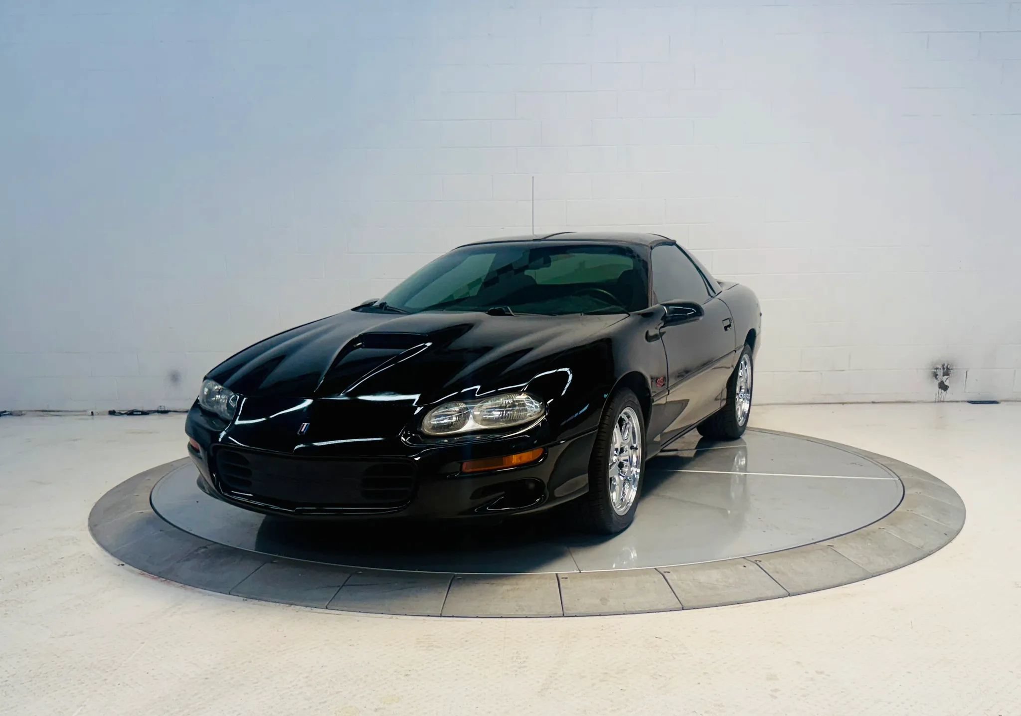 Used 2000 Chevrolet Camaro Z28 w/ SS Performance/Appearance Pkg RWD image 6