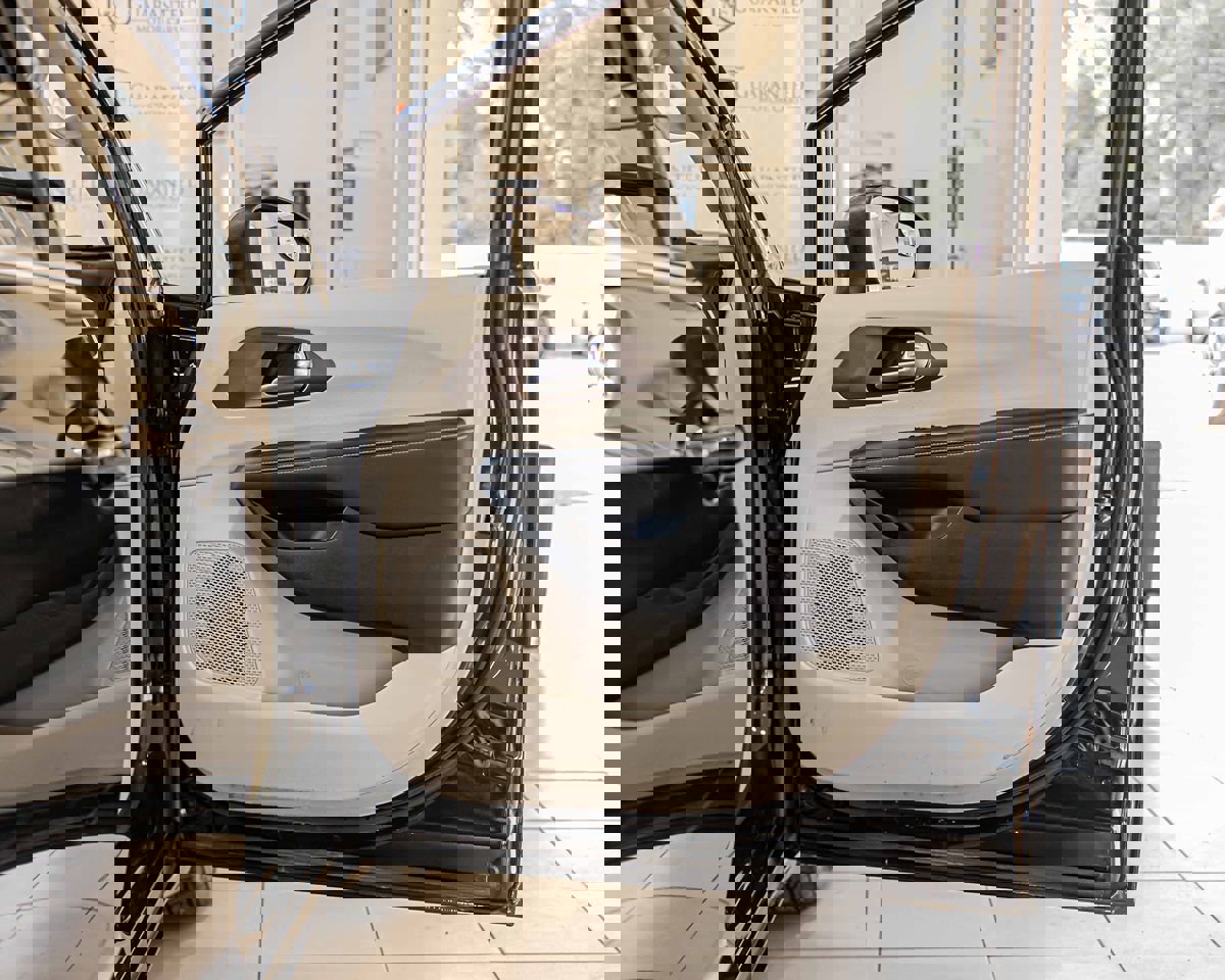 Used 2022 Chrysler Voyager LX image 39