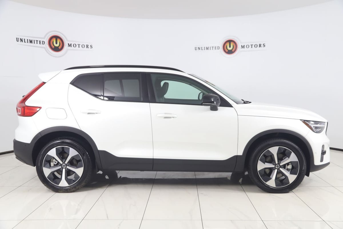 Used 2026 Volvo XC40 B5 Plus AWD/4WD image 2