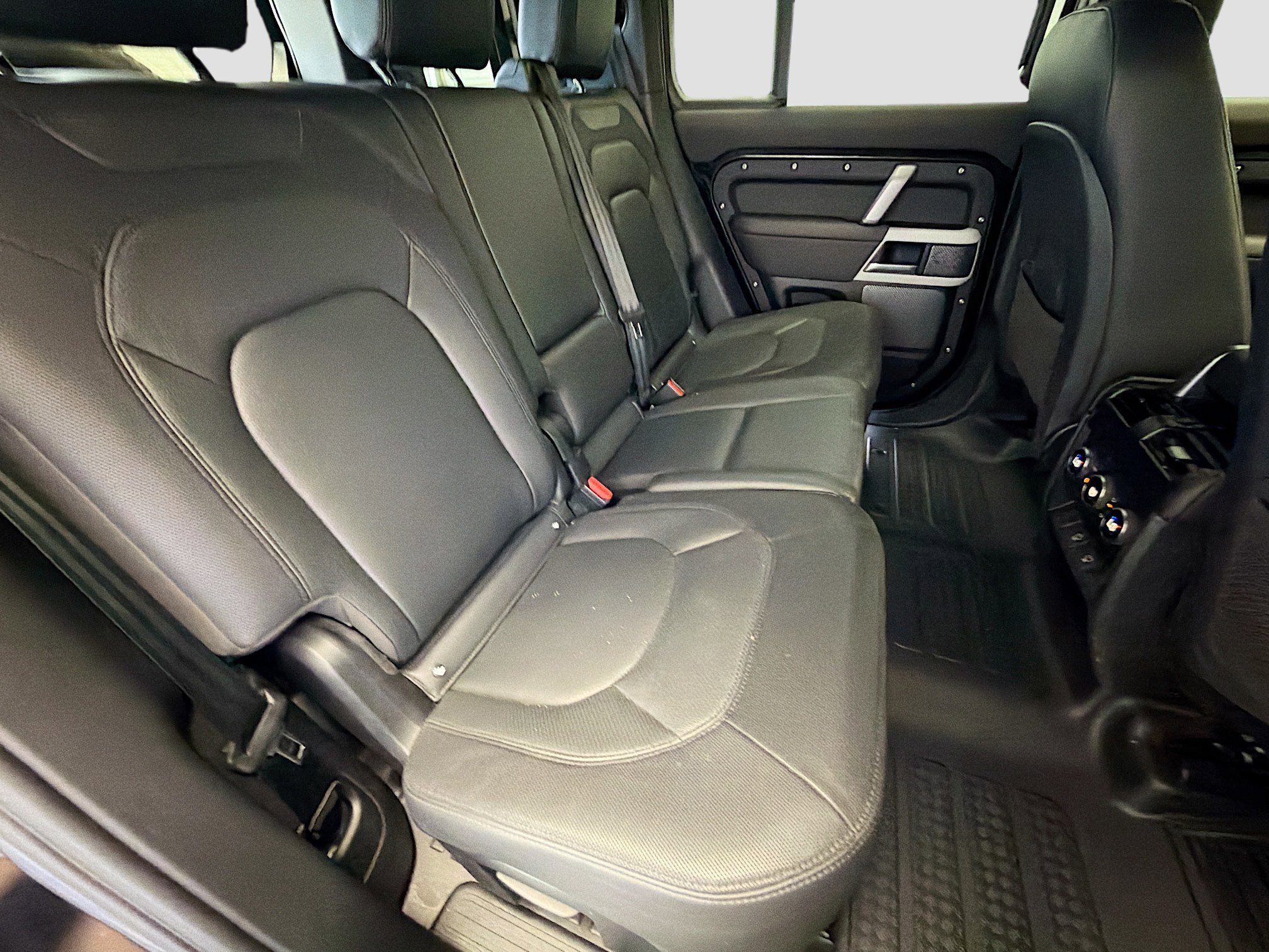 Used 2024 Land Rover Defender 110 X-Dynamic SE AWD/4WD image 14