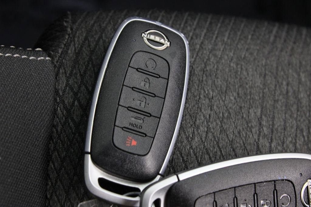 Used 2025 Nissan Rogue SV image 30