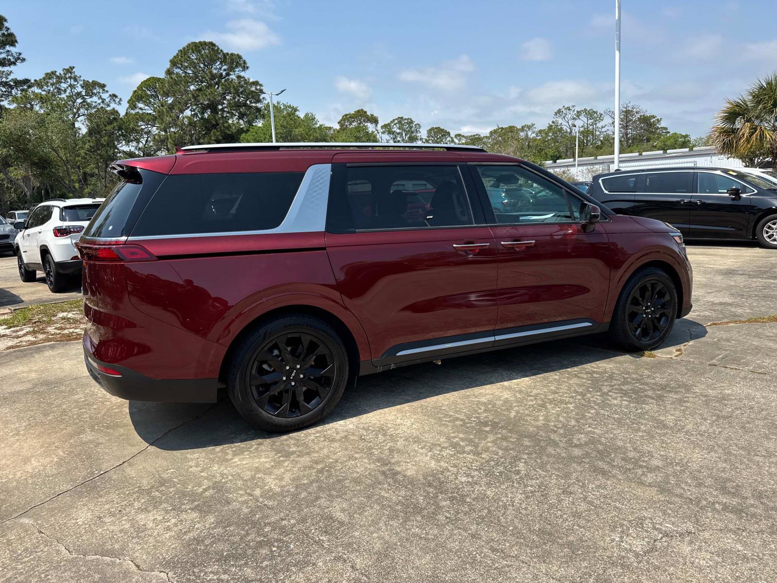 Used 2024 Kia Carnival SX Prestige image 3