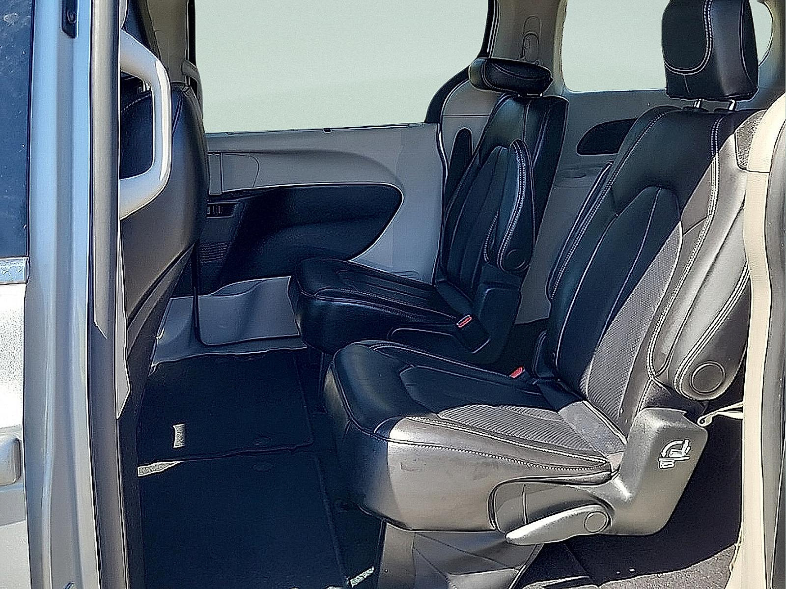 Used 2024 Chrysler Pacifica Touring-L FWD image 12