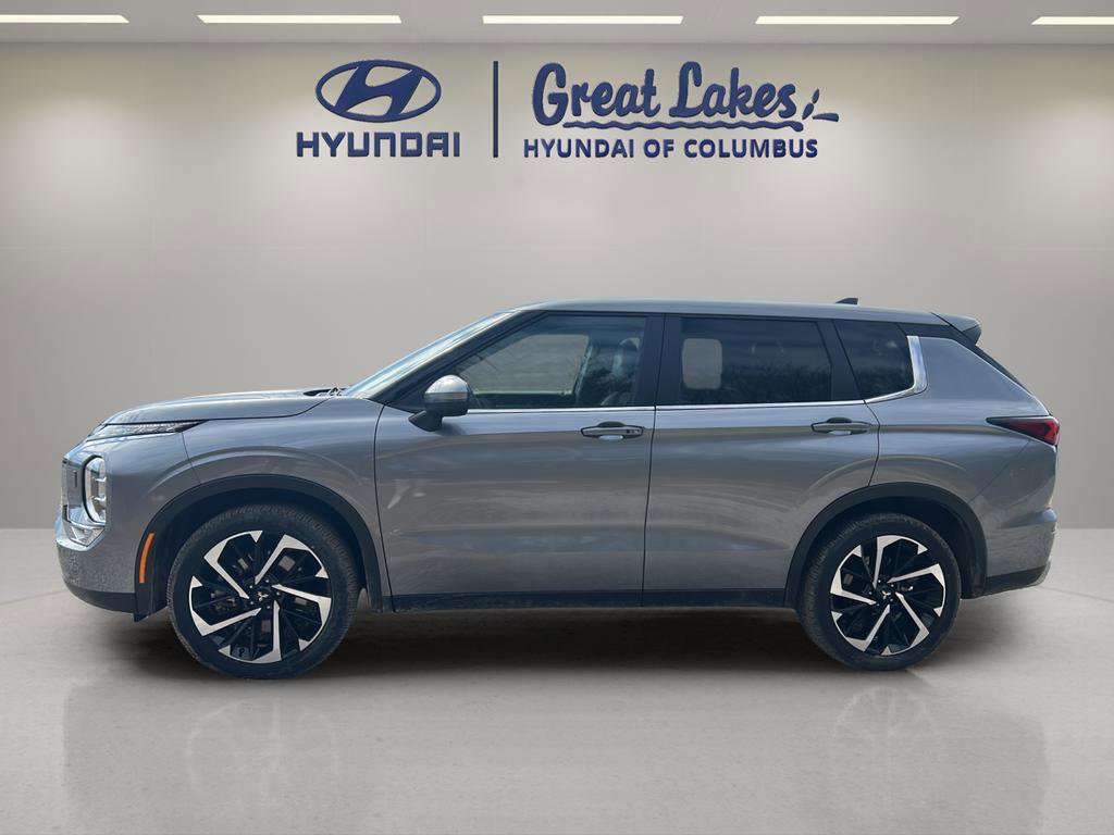 Used 2024 Mitsubishi Outlander SE image 2