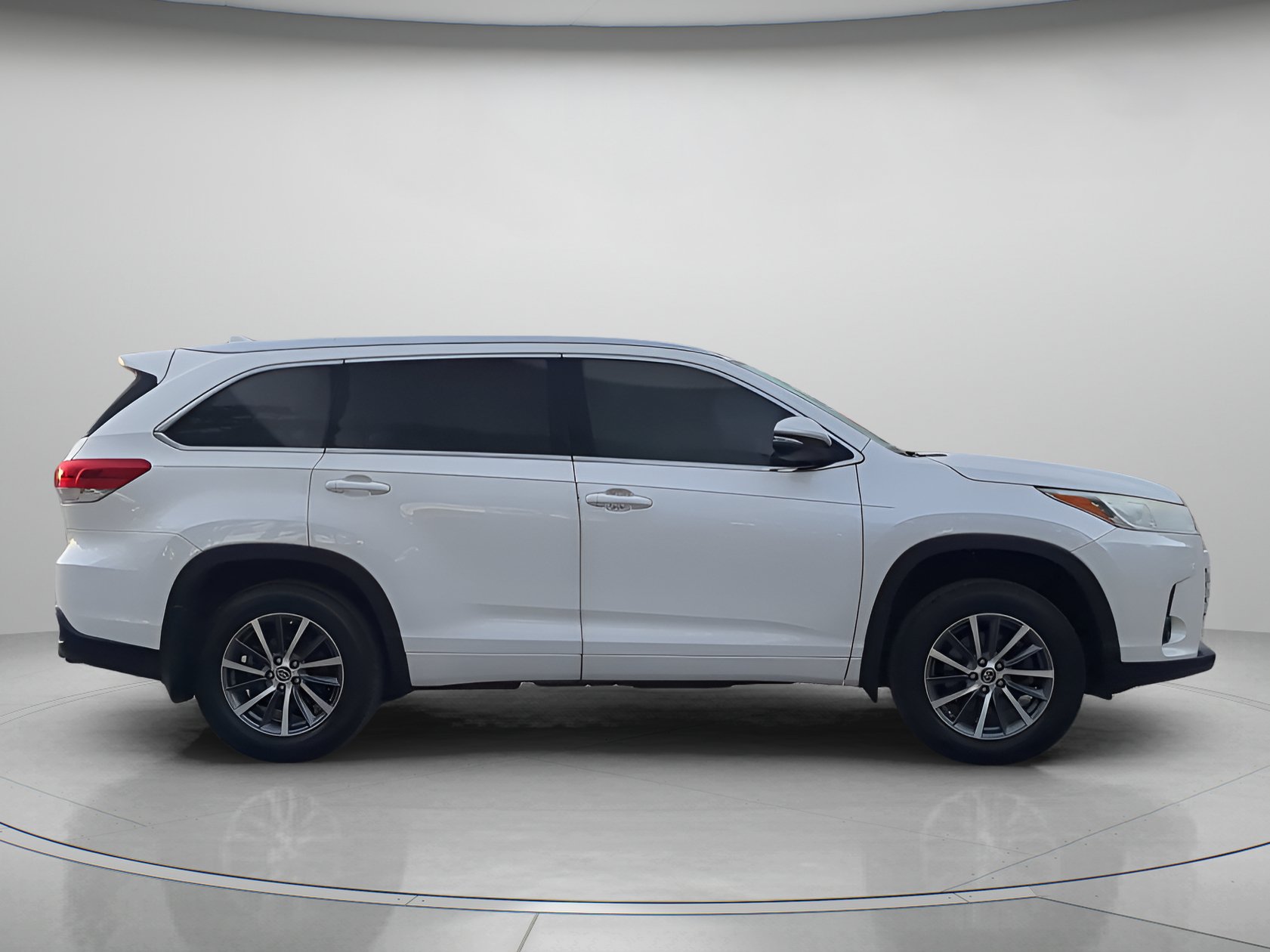 Used 2017 Toyota Highlander XLE AWD/4WD image 39
