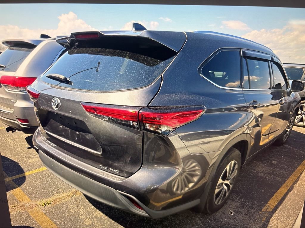 Used 2021 Toyota Highlander XLE AWD/4WD image 3