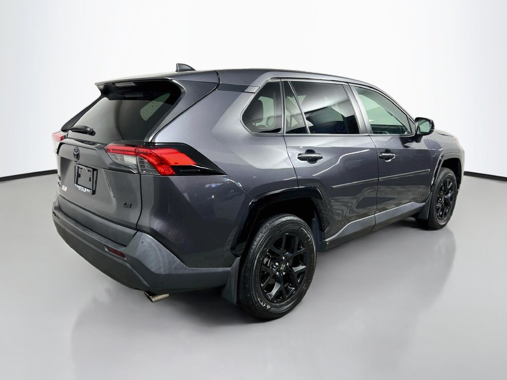 Used 2022 Toyota RAV4 LE FWD image 3