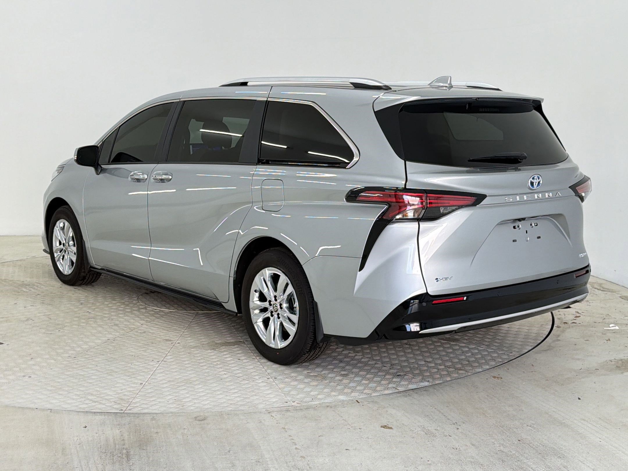 Used 2025 Toyota Sienna Limited image 3