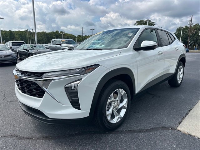 Used 2025 Chevrolet Trax LS w/ LS Convenience Package image 7