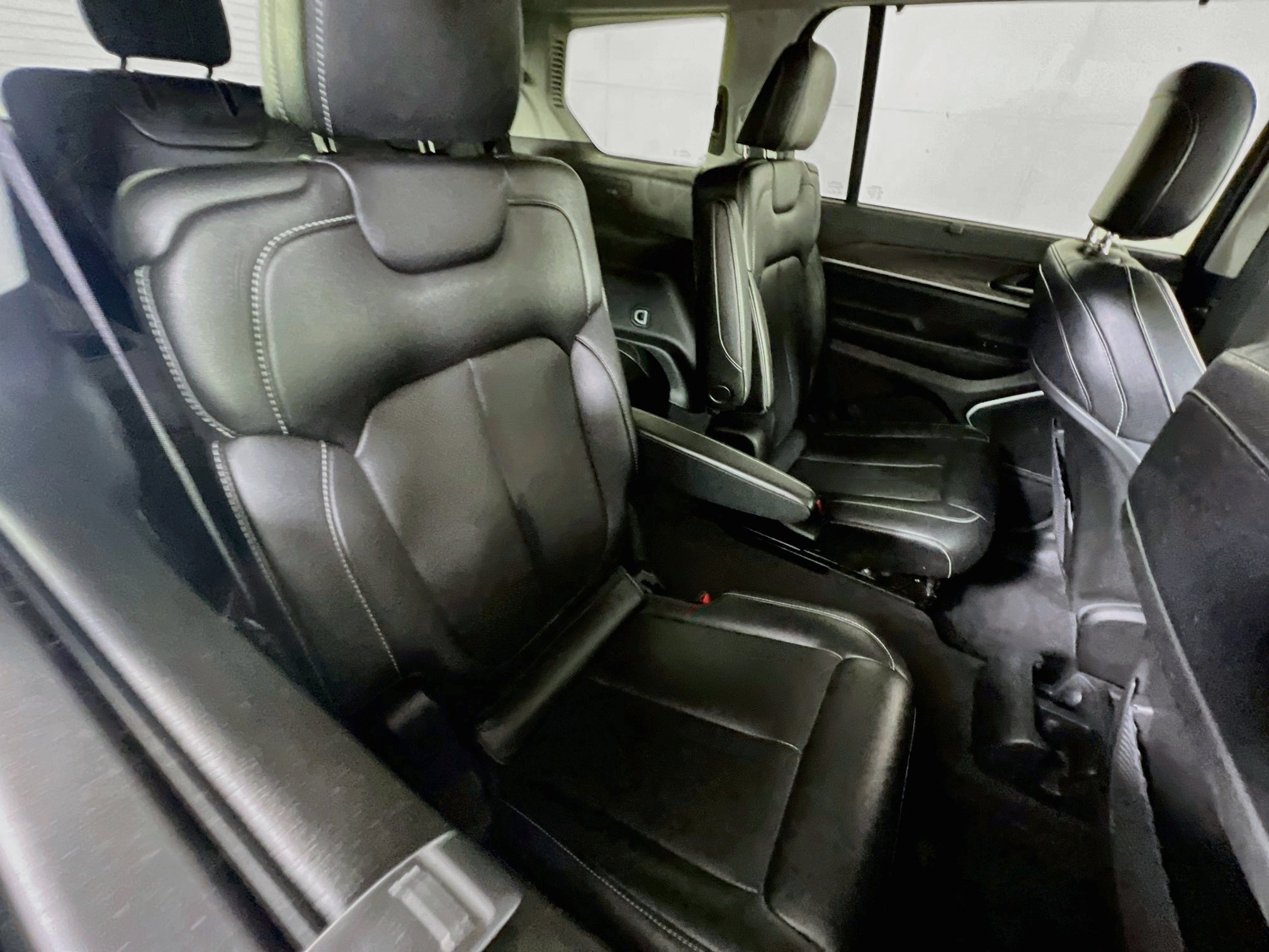 Used 2023 Jeep Grand Cherokee L Limited w/ Luxury Tech Group II AWD/4WD image 28