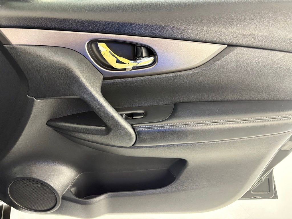 Used 2015 Nissan Rogue S image 38