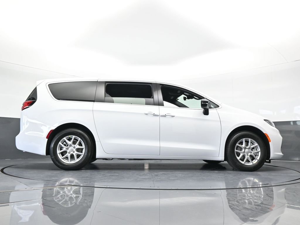 New 2026 Chrysler Pacifica Select image 54