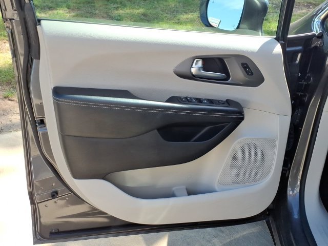 Used 2022 Chrysler Pacifica Touring-L FWD image 11