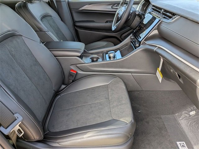 New 2025 Jeep Grand Cherokee Altitude image 30