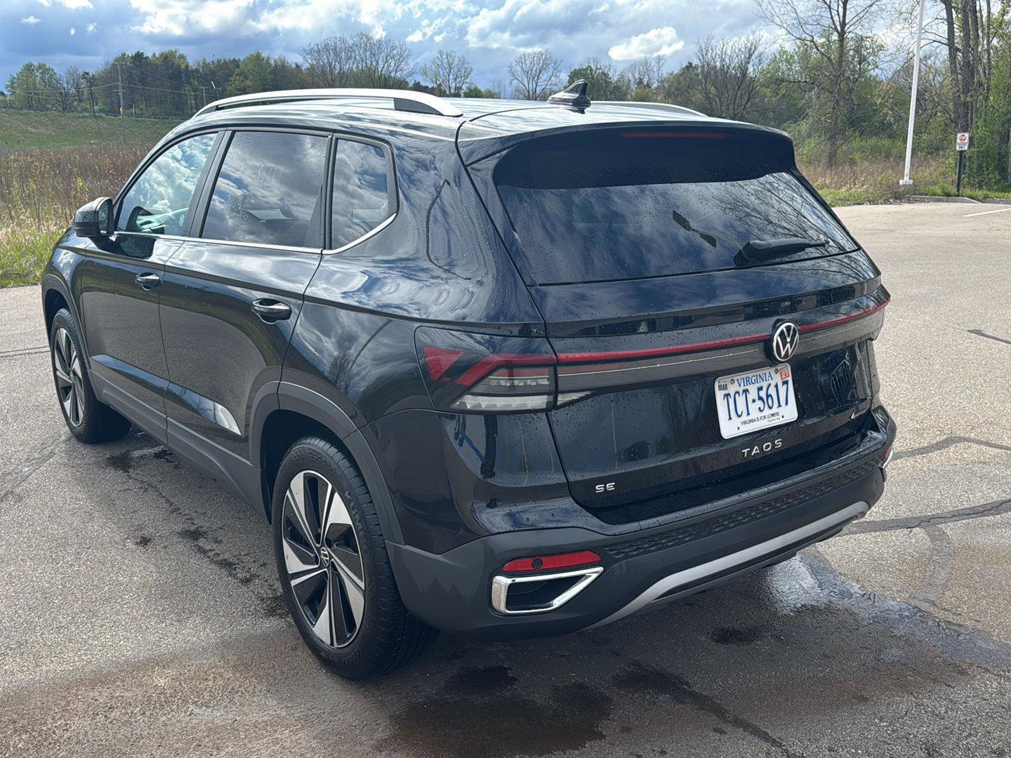 Used 2025 Volkswagen Taos SE AWD/4WD image 3