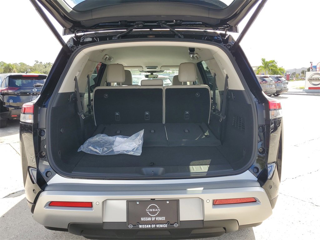 New 2025 Nissan Pathfinder SL image 3