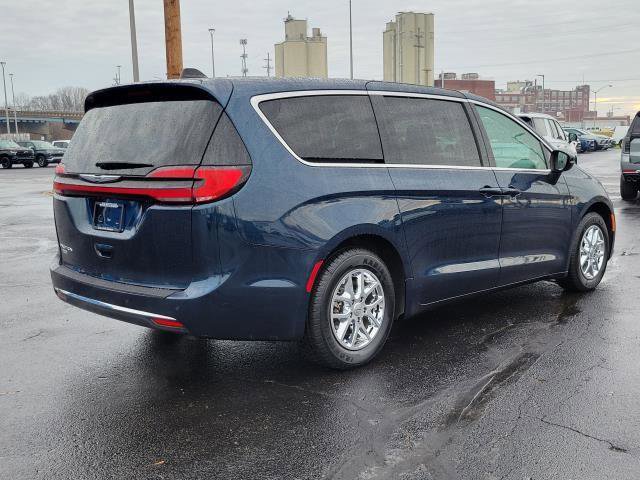 Used 2023 Chrysler Pacifica Touring-L image 2