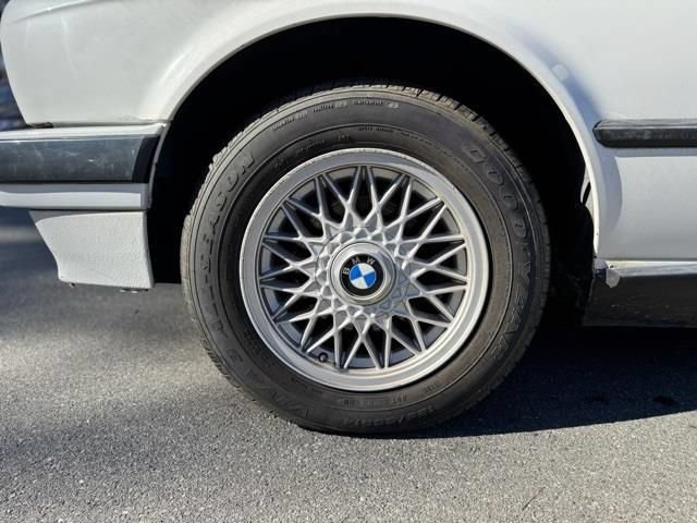 Used 1992 BMW 325i Convertible RWD image 17
