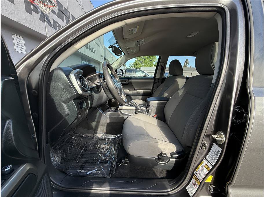 Used 2017 Toyota Tacoma SR5 w/ Tow Package RWD image 7