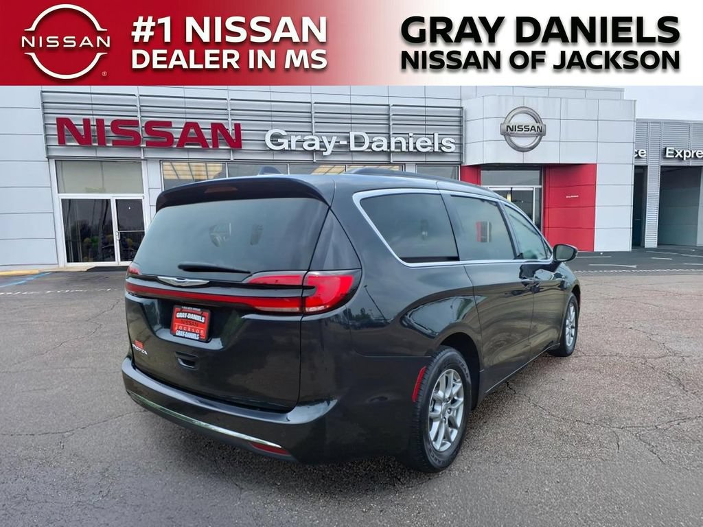 Used 2022 Chrysler Pacifica Touring FWD image 7