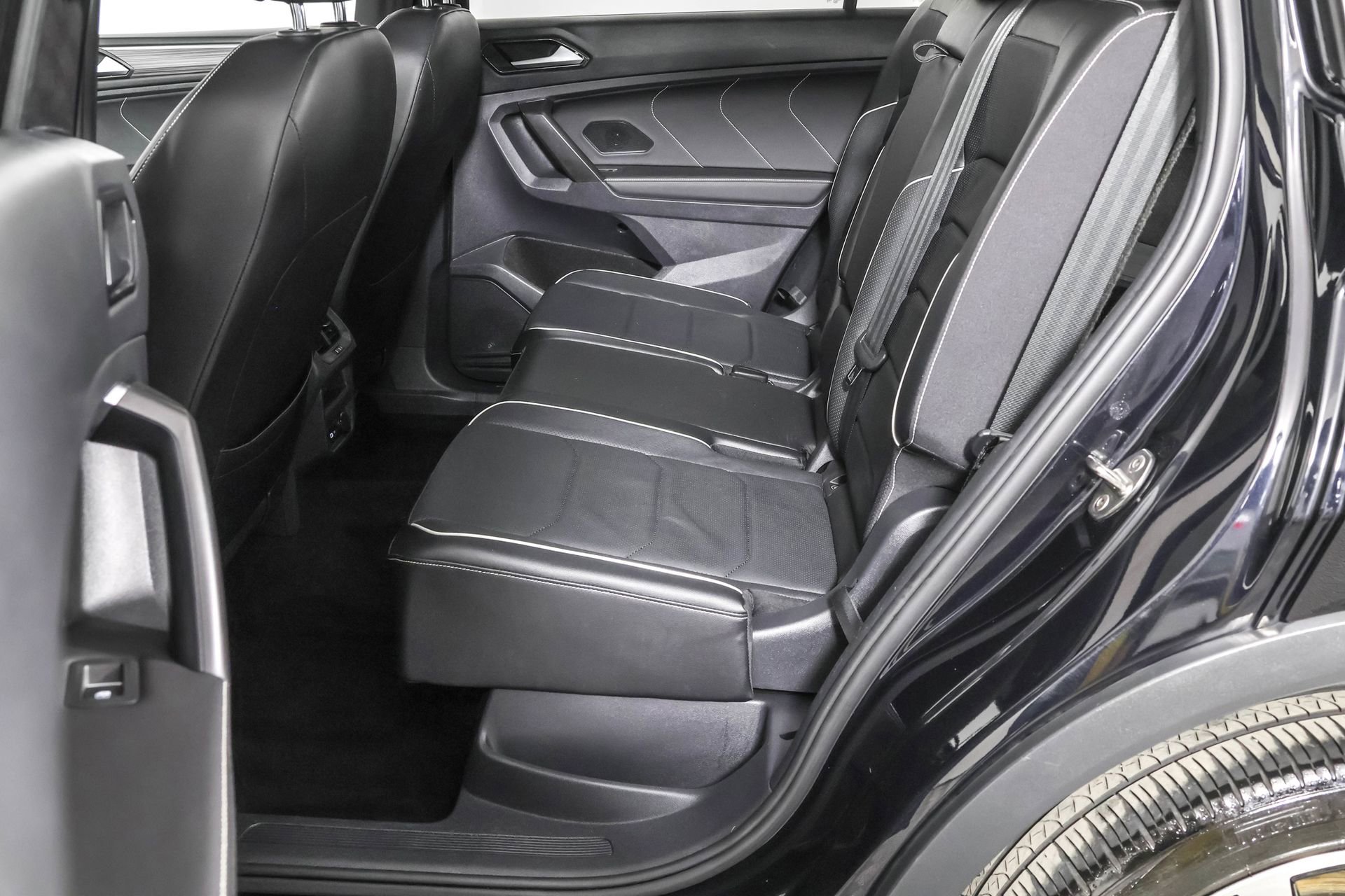 Used 2022 Volkswagen Tiguan SEL R-Line image 36