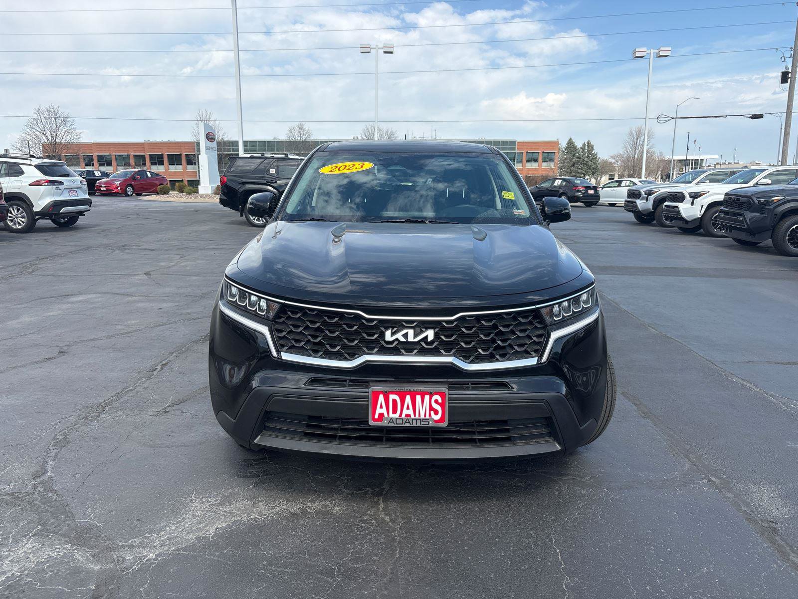 Used 2023 Kia Sorento LX AWD/4WD image 2