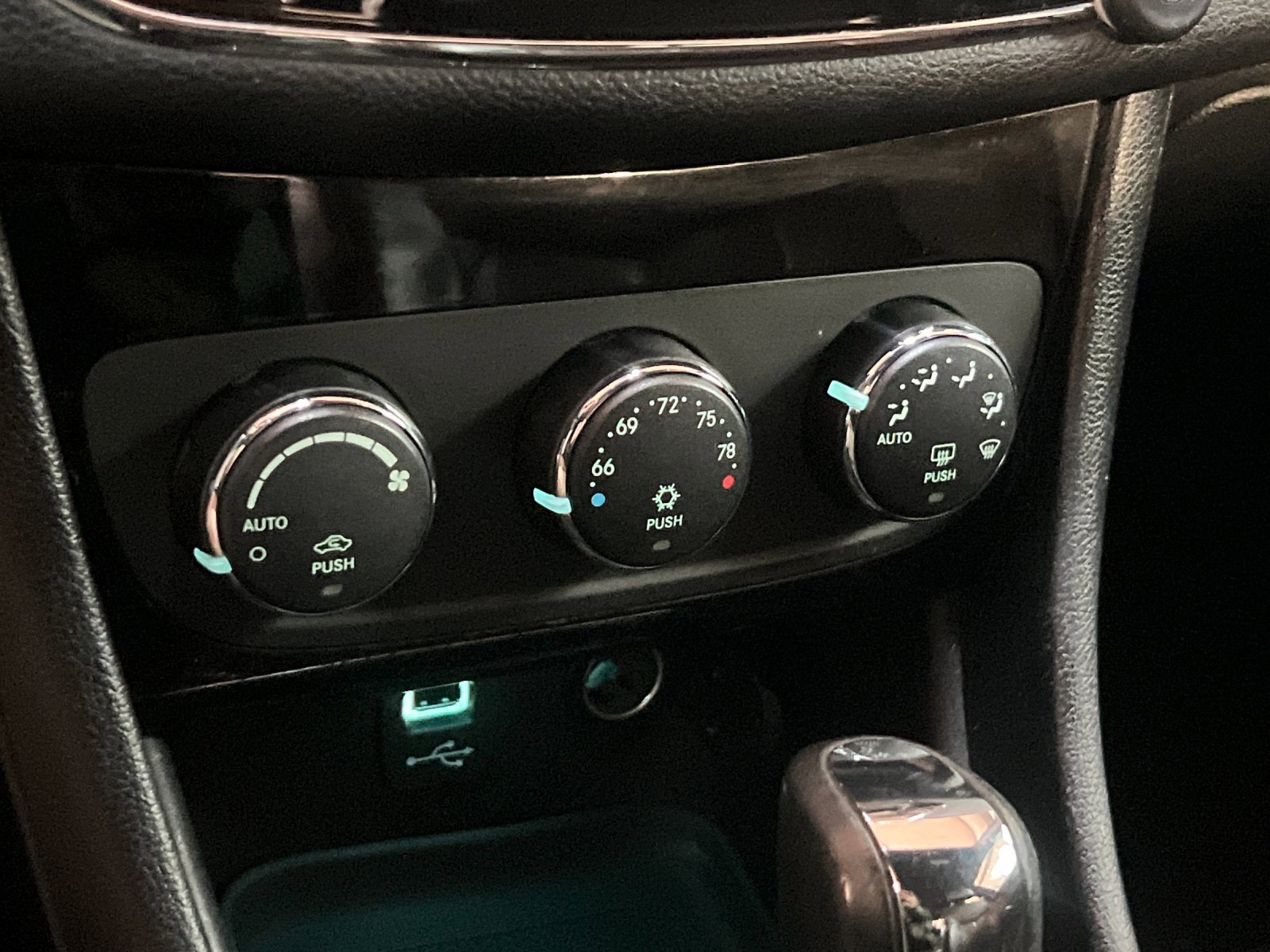 Used 2012 Chrysler 200 Limited image 17