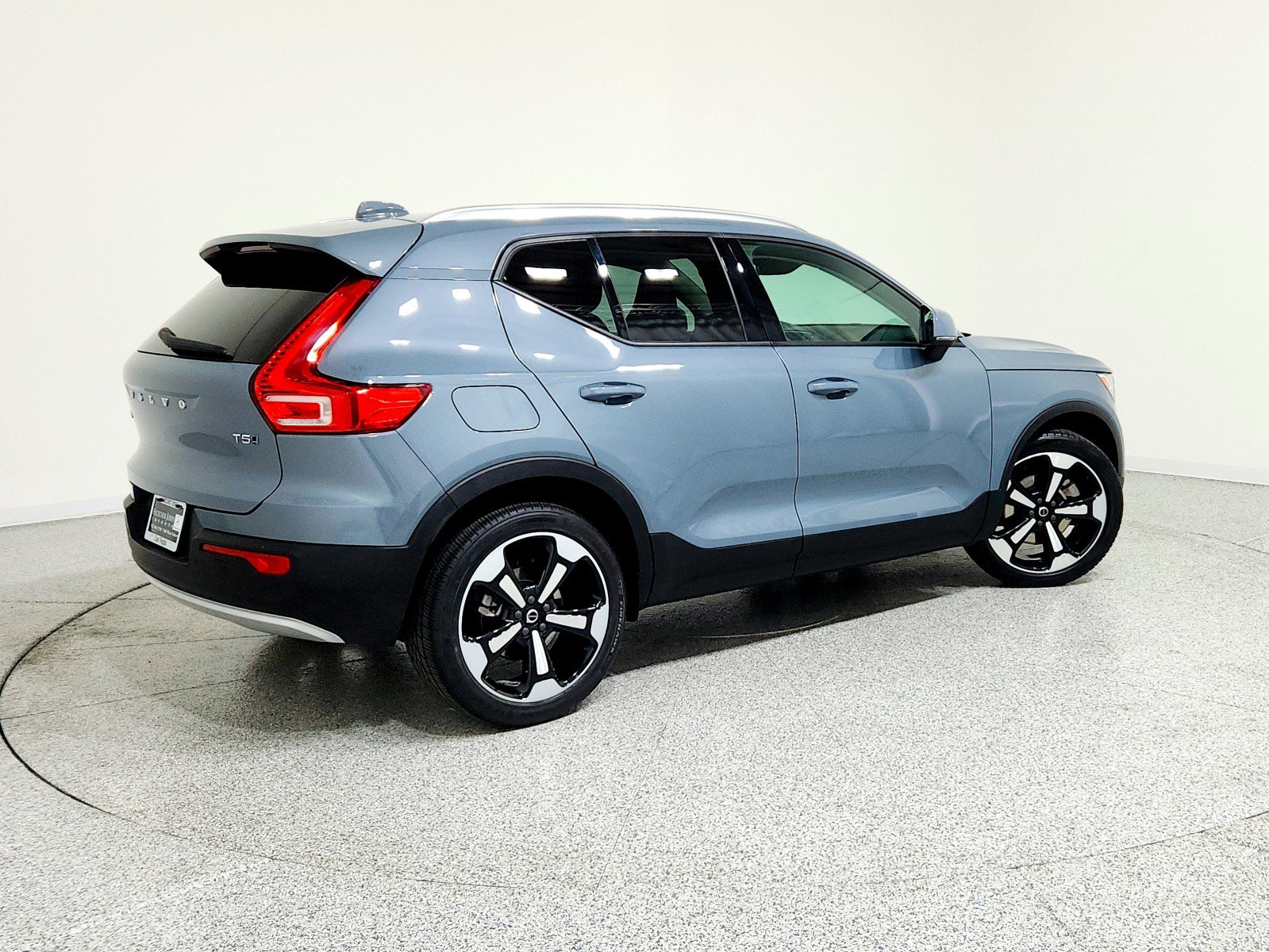 Used 2021 Volvo XC40 T5 Momentum image 3