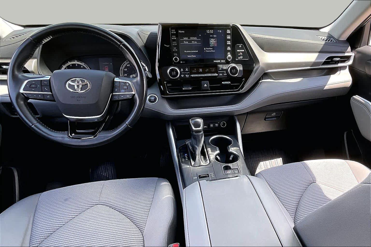 Used 2021 Toyota Highlander LE FWD image 11