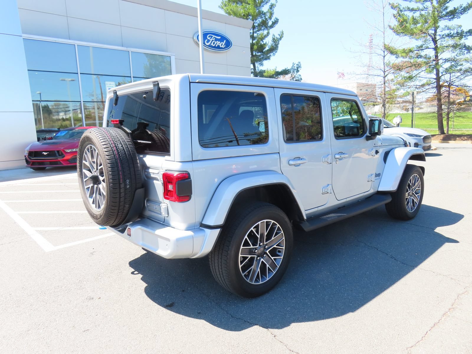Used 2023 Jeep Wrangler Unlimited Sahara AWD/4WD image 5