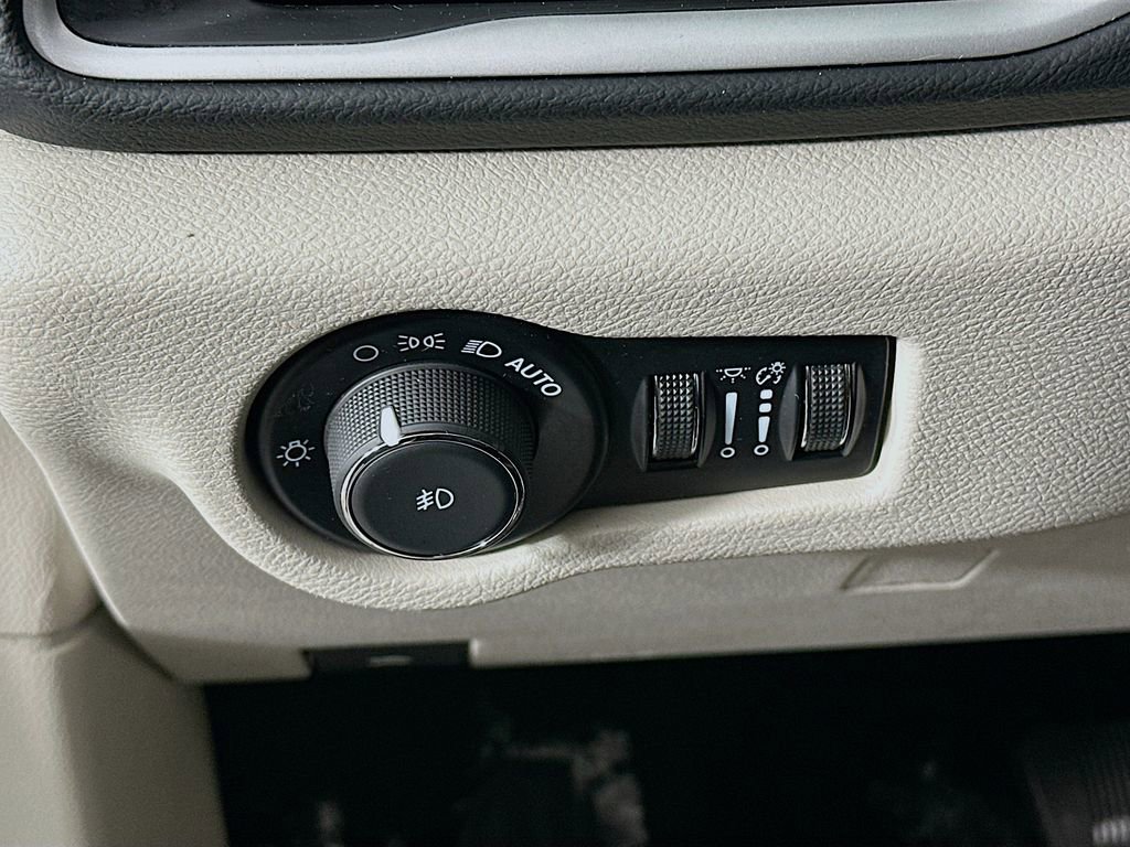 Certified 2024 Chrysler Pacifica Touring-L image 17