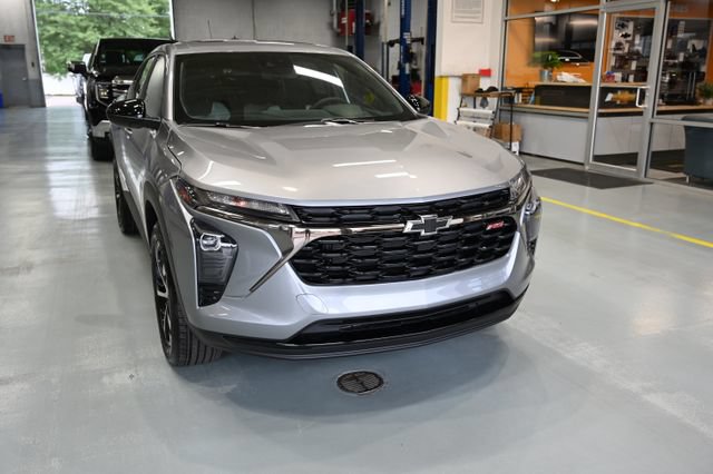 New 2026 Chevrolet Trax RS w/ Sunroof Package FWD image 3