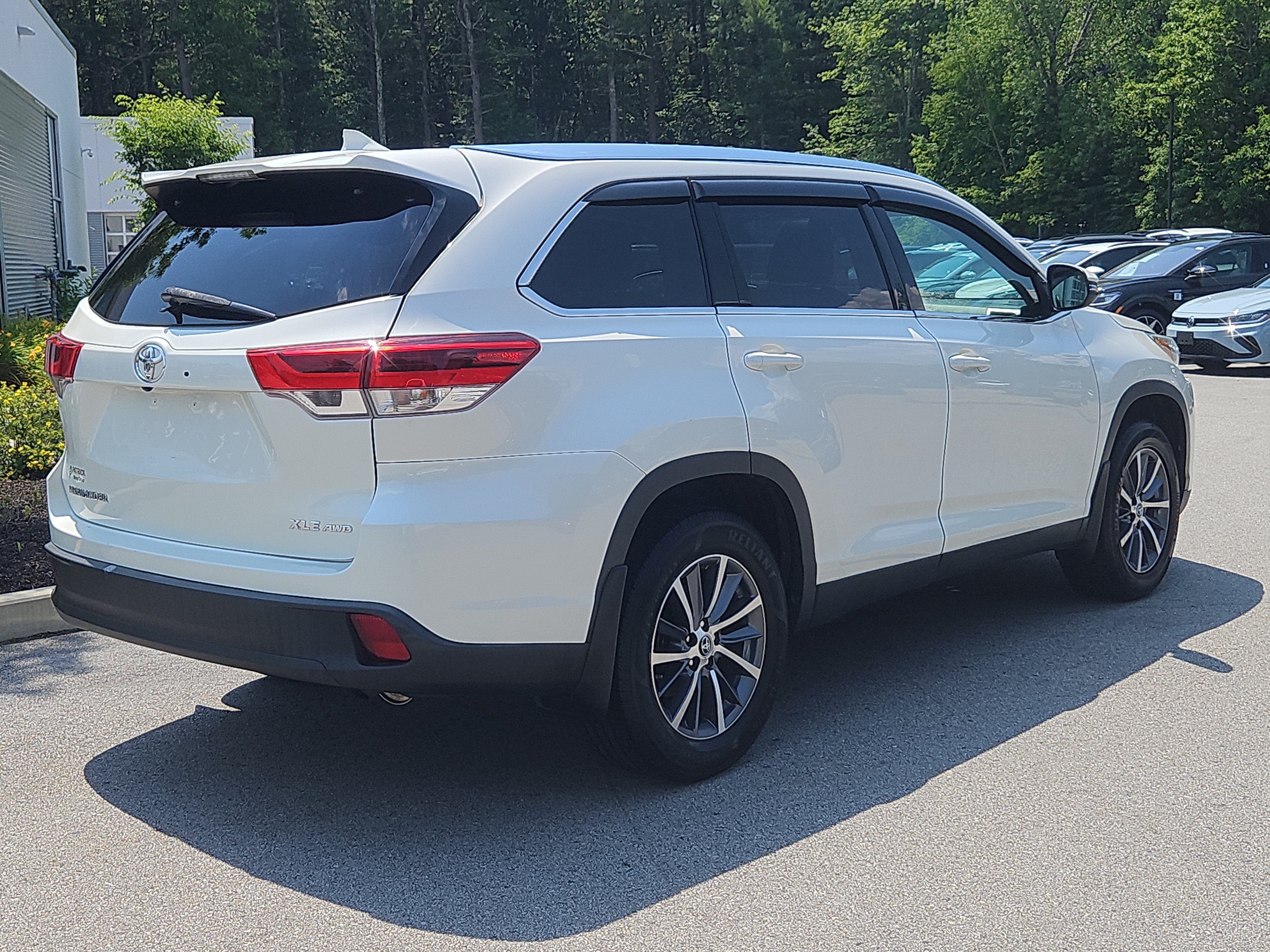 Used 2019 Toyota Highlander XLE AWD/4WD image 9
