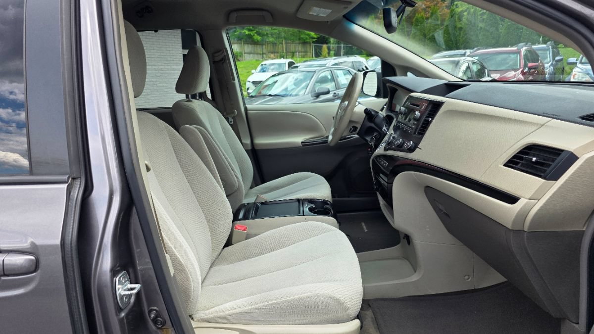 Used 2011 Toyota Sienna LE w/ Towing Pkg FWD image 10