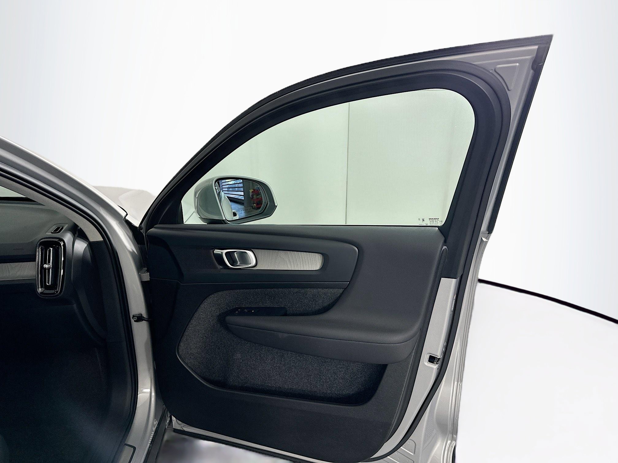 Used 2025 Volvo XC40 B5 Plus image 31