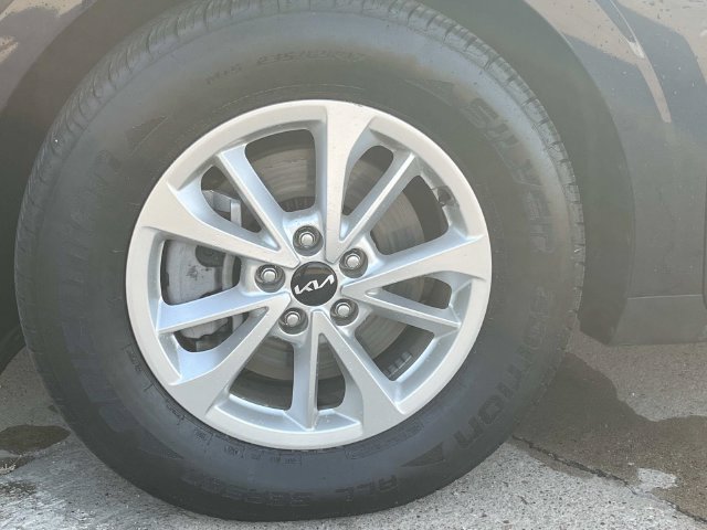 Used 2024 Kia Carnival LX FWD image 7
