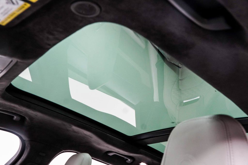 Used 2021 Jaguar F-PACE SVR image 43