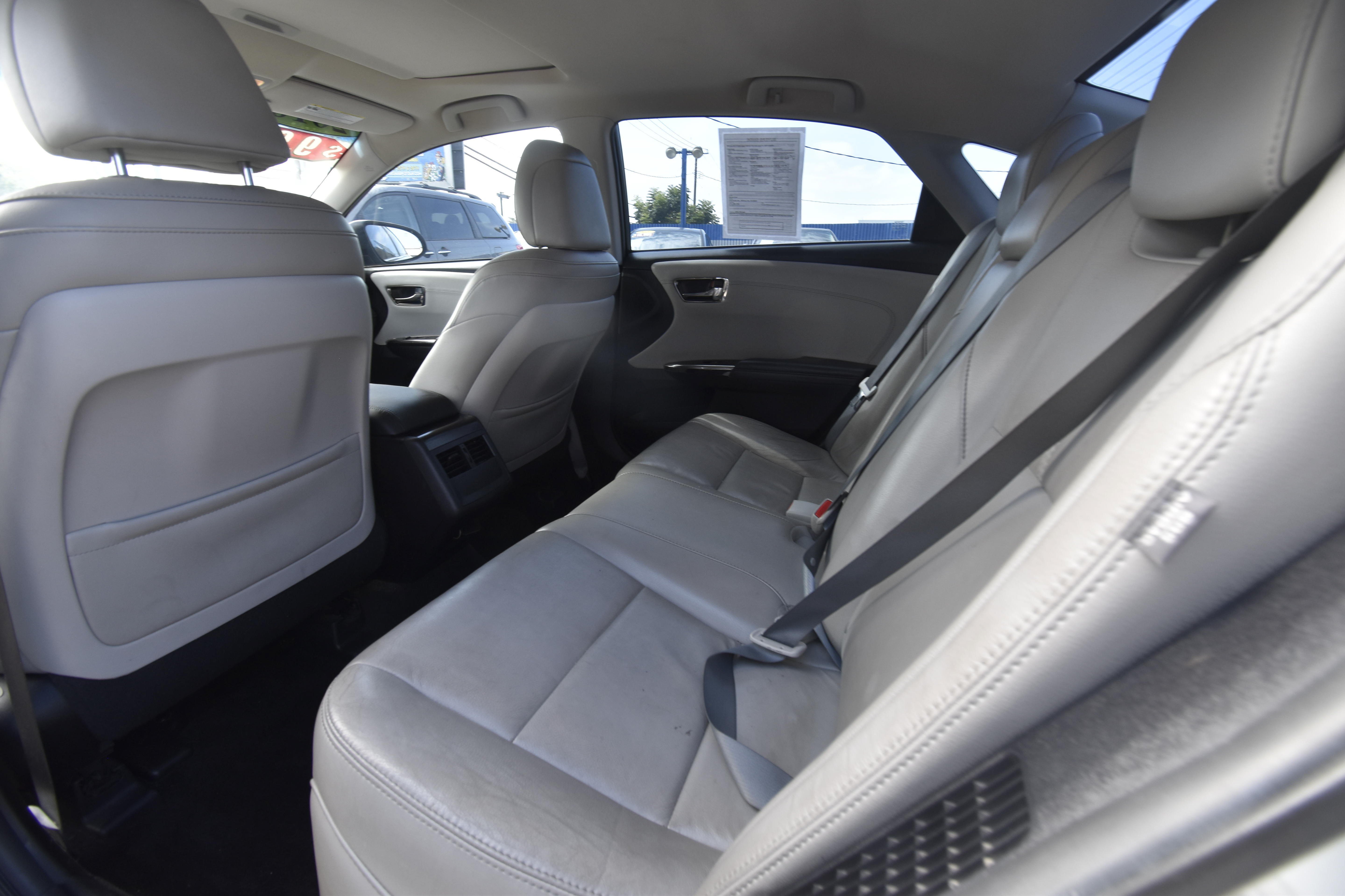 Used 2016 Toyota Avalon XLE Premium w/ Preferred Accessory Package FWD image 9