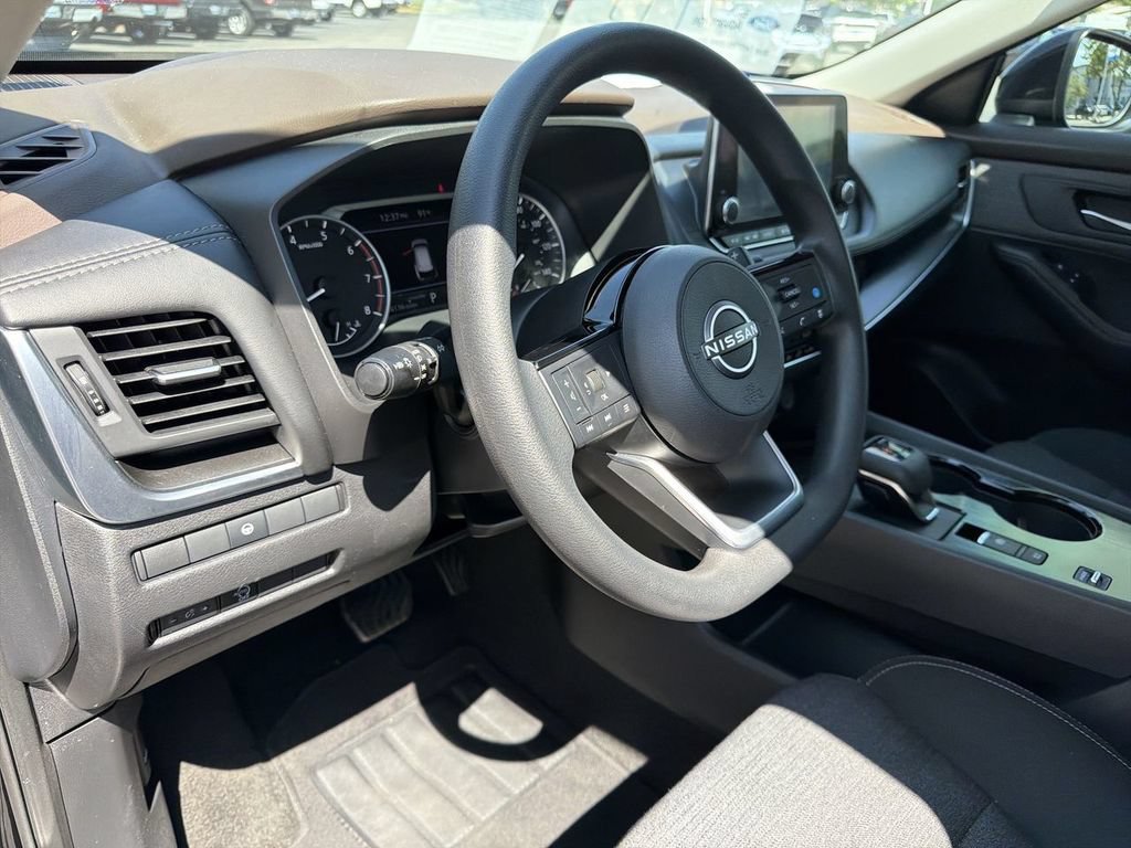 Used 2023 Nissan Rogue SV FWD image 12