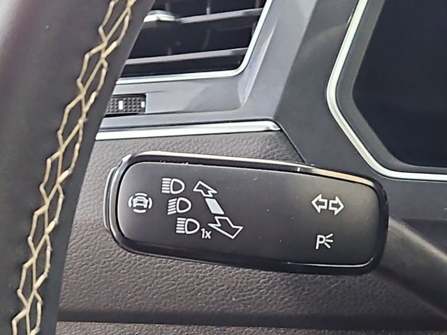 Used 2023 Volkswagen Tiguan SE w/ Panoramic Sunroof Package FWD image 29