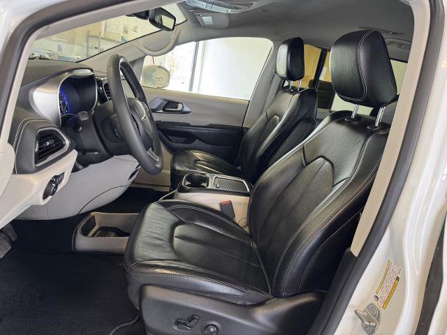 Used 2022 Chrysler Pacifica Touring-L image 18