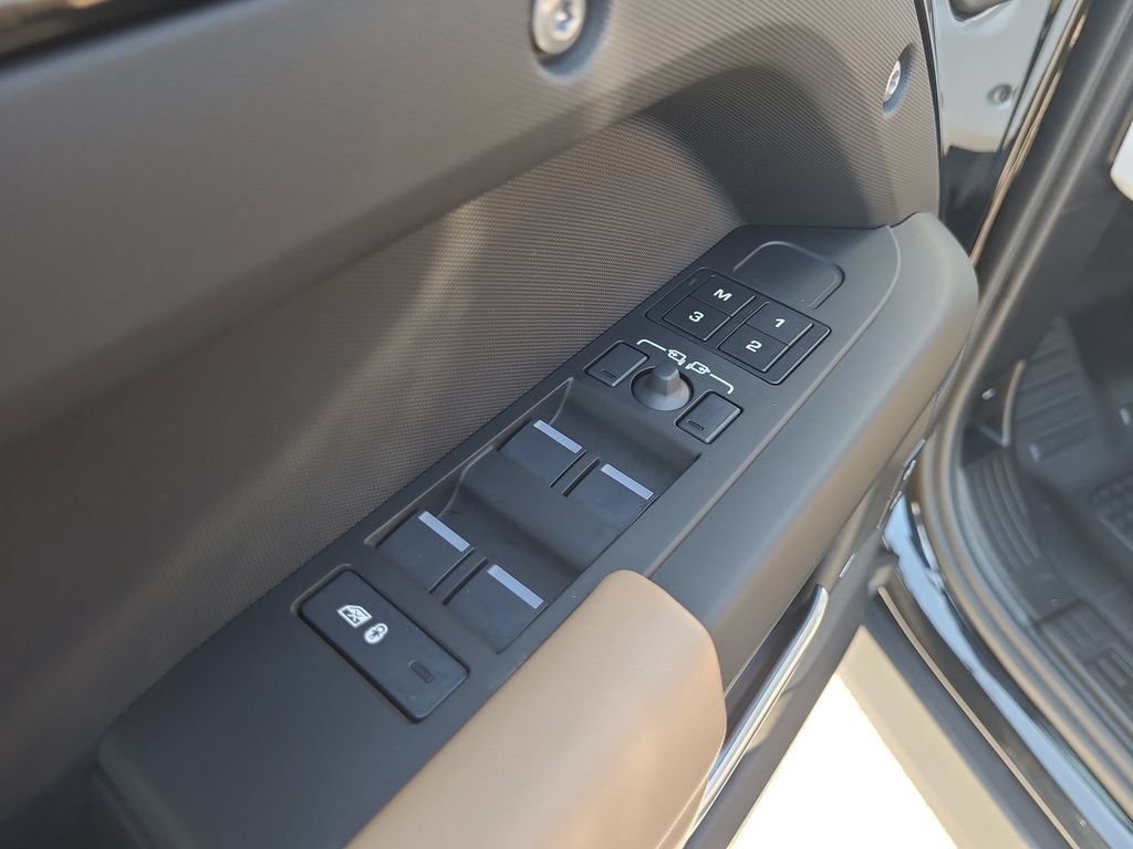 Used 2025 Land Rover Defender 110 X-Dynamic SE AWD/4WD image 16