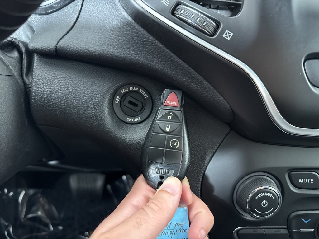 Used 2019 Jeep Cherokee Latitude w/ Cold Weather Group AWD/4WD image 26