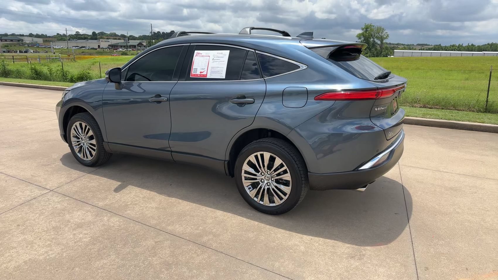 Used 2024 Toyota Venza XLE AWD/4WD image 7