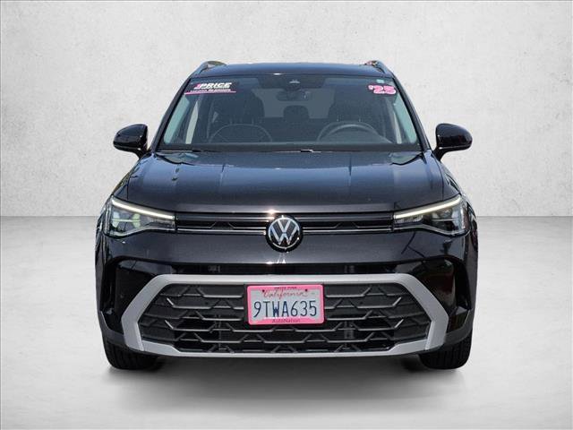 Used 2025 Volkswagen Taos SE w/ Panoramic Sunroof Package FWD image 2