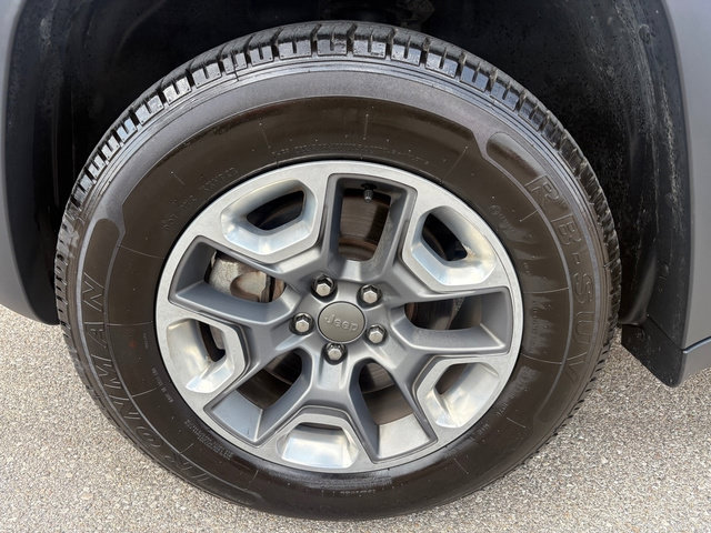 Used 2019 Jeep Cherokee Trailhawk w/ Comfort/Convenience Group AWD/4WD image 39