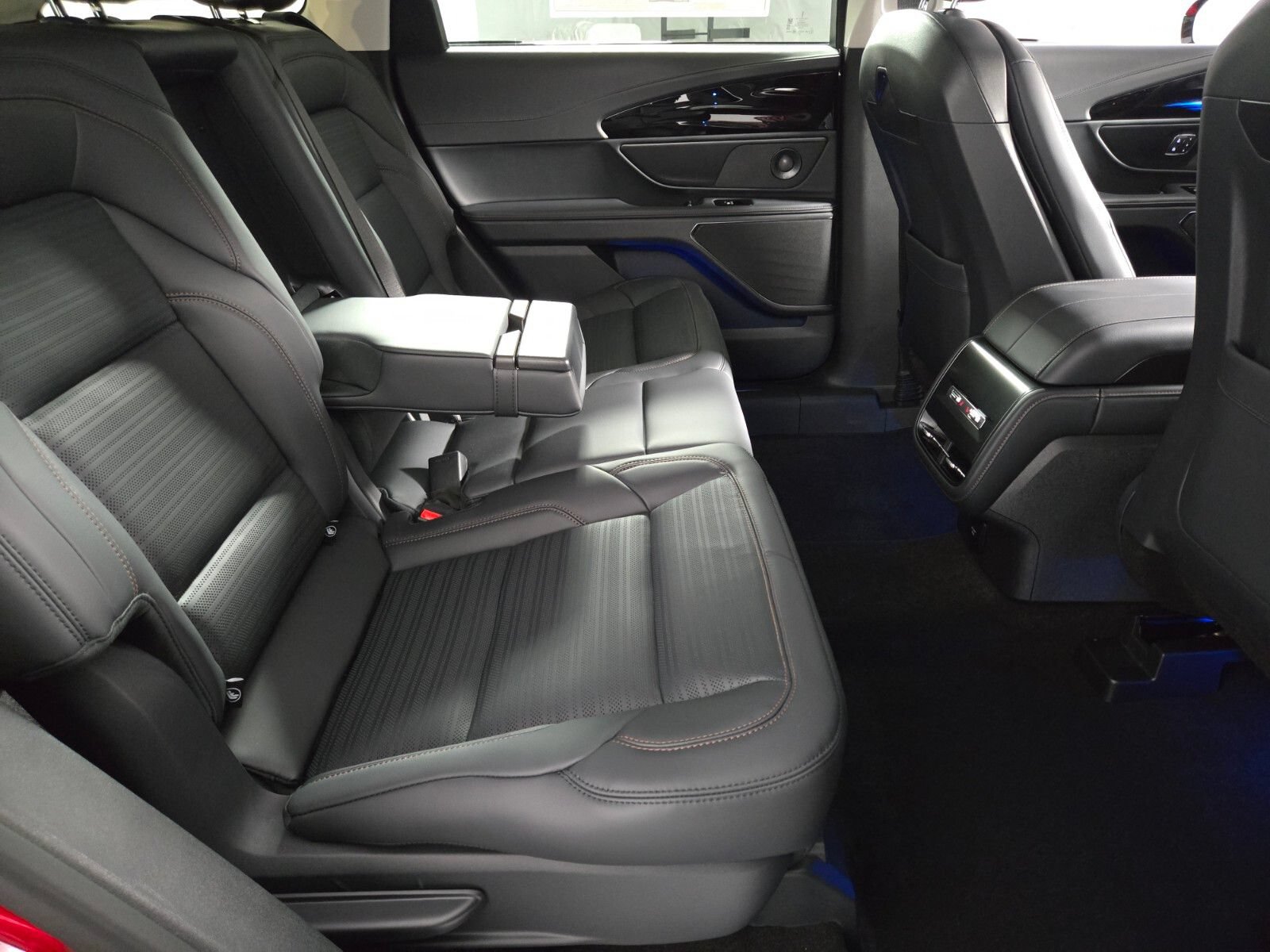 New 2026 Lincoln Nautilus Reserve w/ Jet Appearance Package AWD/4WD image 18